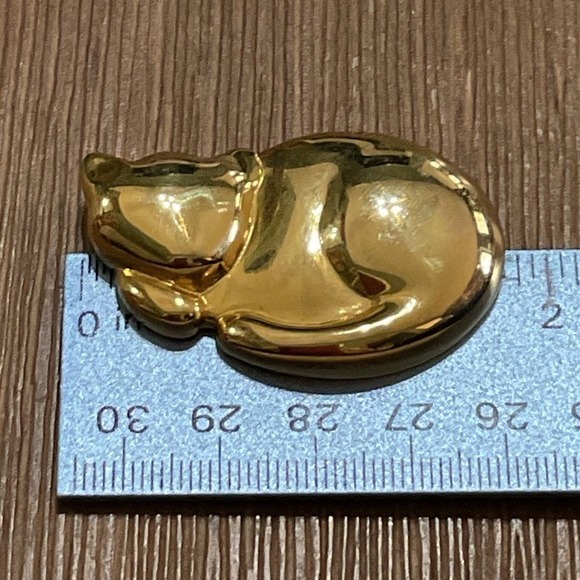 Liz Claiborne Cat Brooch Pin Sleeping Gold Tone Glossy Vintage Signed 1.75" - Picture 5 of 6